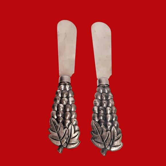 Vintage Pewter Grapes Handle Cheese Spreaders Set of 2 - Picture 3 of 8